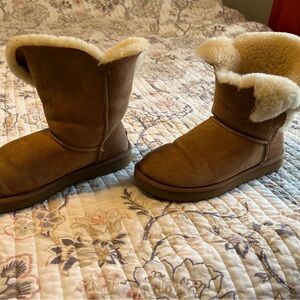 UGG Chestnut Boots with Cream Shearling
